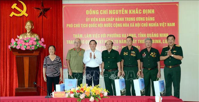 Phó Chủ tịch Quốc hội Nguyễn Khắc Định tặng quà cho người có công phường Hạ Long (Quảng Ninh). Ảnh: Thanh Vân- TTXVN