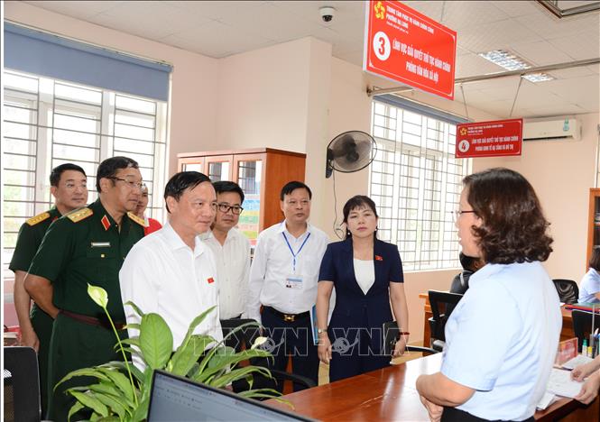 Phó Chủ tịch Quốc hội Nguyễn Khắc Định cùng đoàn công tác khảo sát tại Trung tâm Phục vụ Hành chính công phường Hạ Long (Quảng Ninh). Ảnh: Thanh Vân- TTXVN