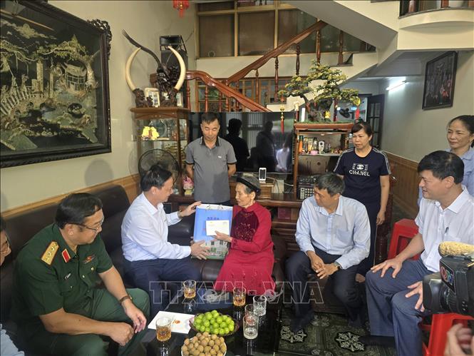 Phó Chủ tịch Quốc hội Nguyễn Khắc Định thăm, tặng quà cho bà Nguyễn Thị Diễm (vợ Liệt sĩ tại phường Hà Lầm, tỉnh Quảng Ninh). Ảnh: Thanh Vân- TTXVN