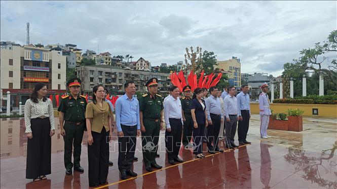 Phó Chủ tịch Quốc hội Nguyễn Khắc Định cùng đoàn công tác đặt vòng hoa tại Đài tưởng niệm các Anh hùng liệt sĩ tỉnh Quảng Ninh. Ảnh: Thanh Vân- TTXVN