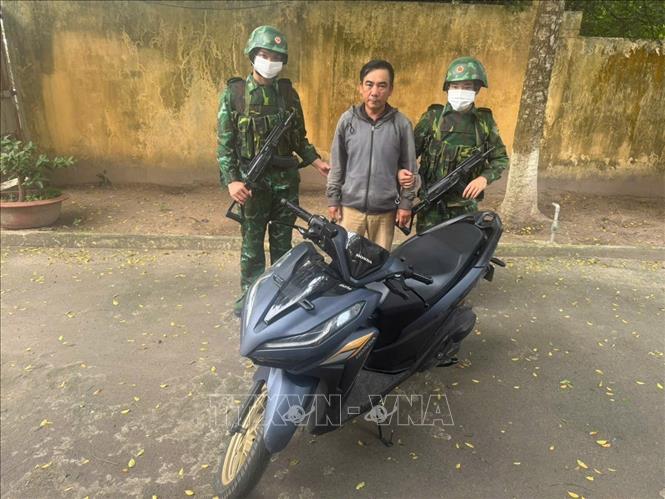 Đối tượng Lê Văn Dũng bị tạm giữ cùng tang vật. Ảnh: TTXVN phát
