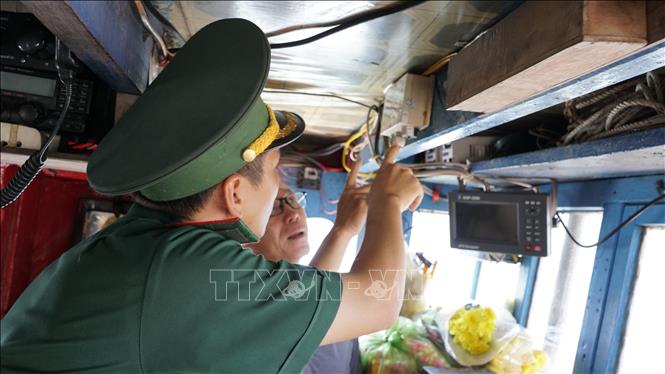 BĐBP tỉnh Gia Lai kiểm tra thiết bị Giám sát hành trình trước khi cho tàu cá xuất bến. Ảnh: Đình Quân-TTXVN                               