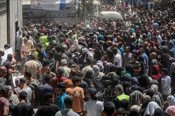Người dân Palestine tập trung tại một điểm phân phát hàng cứu trợ ở Gaza. Ảnh: THX/TTXVN