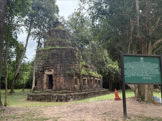 Đền Ta Muen Thom là công trình tôn giáo được xây dựng vào thế kỷ XIII sau Công nguyên. Ngôi đền này nằm trong những di tích đang tranh chấp giữa Thái Lan và Campuchia tại khu vực biên giới giữa hai nước. Ảnh: Phạm Hải - PV TTXVN tại Thái Lan