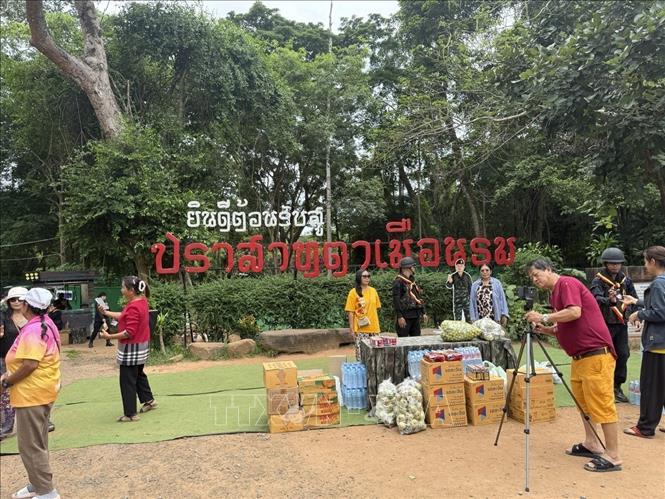 Một số người dân Thái Lan mang thực phẩm, nước uống đến ủng hộ binh sĩ Thái Lan tại khu vực Đền Ta Muen Thom. Ảnh: Phạm Hải - PV TTXVN tại Thái Lan