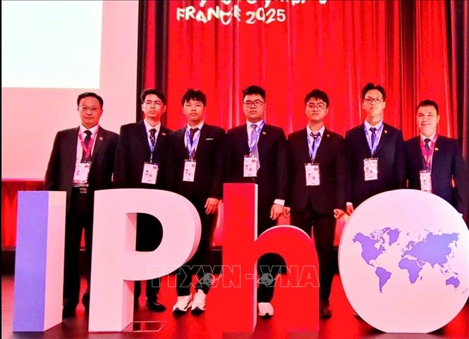 Đội tuyển Việt Nam tham dự kỳ thi Olympic Vật lý Quốc tế (IPhO) 2025 tại Pháp. Ảnh: TTXVN phát