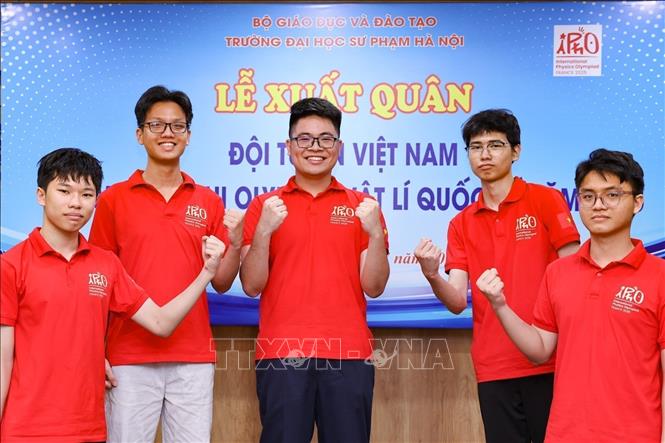 All the five members of Vietnam’s national team earn medals. VNA Photo: Thanh Tùng 