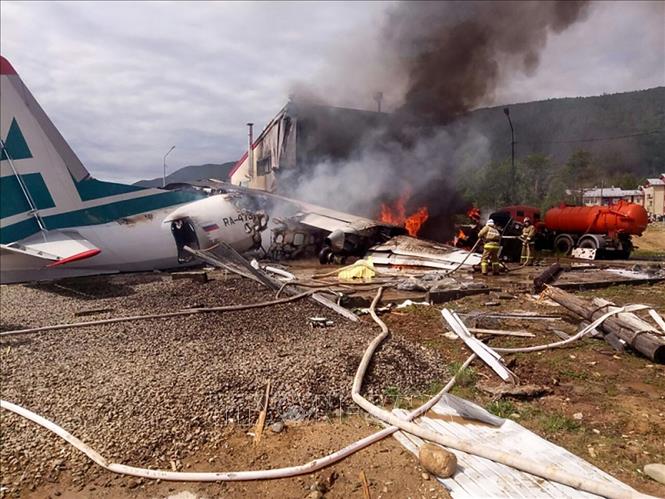 (Tư liệu) Hiện trường một vụ tai nạn máy bay chở khách An-24 ở Nizhneangarsk, Nga ngày 27/6/2019. Ảnh: Russian aviation insider/TTXVN