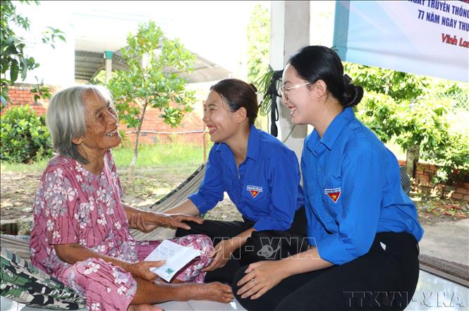Đoàn viên tỉnh Vĩnh Long thăm hỏi và tặng quà bà Lê Thị Phận, mẹ Liệt sỹ (xã Phú Quới, huyện Long Hồ). Ảnh: Lê Thúy Hằng - TTXVN