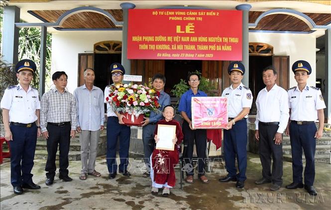 Bộ Tư lệnh Vùng Cảnh sát biển 2 nhận phụng dưỡng Mẹ Việt Nam anh hùng Nguyễn Thị Thoại (Đà nẵng, 23/7/2025). Ảnh: TTXVN phát 
