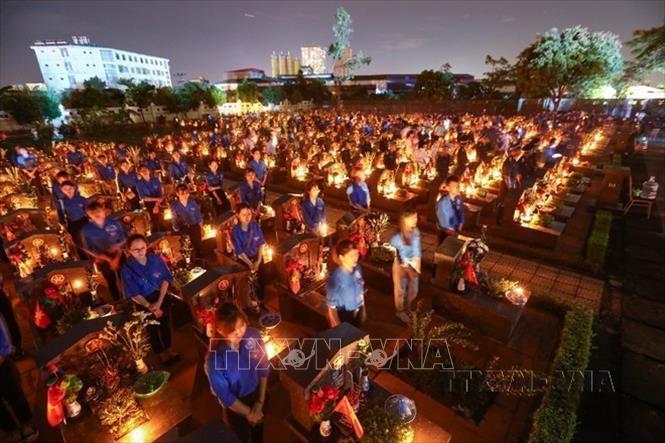 Hơn 3.000 đoàn viên thanh niên Thủ đô cùng nhau thắp những ngọn nến để tri ân các anh hùng liệt sỹ đã hy sinh thân mình để bảo vệ đất nước tại Nghĩa trang Liệt sĩ thành phố. Ảnh: Quang Hưng – TTXVN
