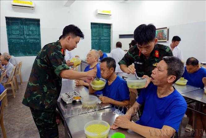 Tình nguyện viên tham gia hỗ trợ các thương, bệnh binh tại Trung tâm Điều dưỡng Thương binh Kim Bảng, phường Tam Chúc, tỉnh Ninh Bình (7/2025). Ảnh: Nguyễn Chinh – TTXVN