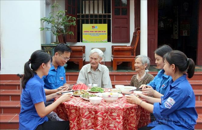 Đoàn viên thanh niên tổ chức “Bữa cơm tri ân” tại nhà ông Nguyễn Đức Thịnh (SN 1933) ở thôn Ngoài, xã Cao Xá, huyện Tân Yên, là cựu chiến binh từng tham gia chiến dịch Điện Biên Phủ và nhiều trận đánh trong cuộc kháng chiến chống Pháp, chống Mỹ. Ảnh: Đồng Thúy – TTXVN