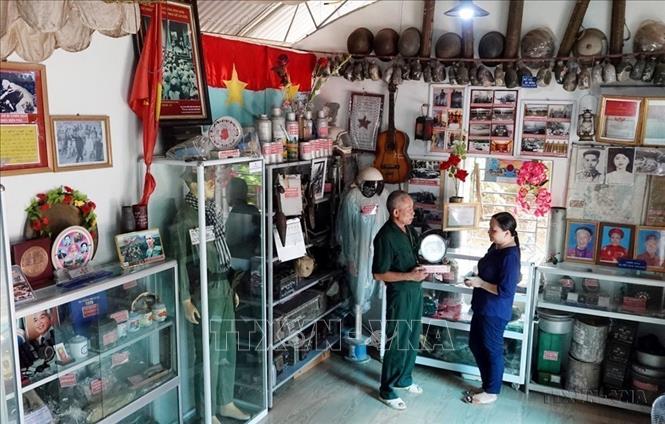 Cựu chiến binh Bùi Văn Bình, thương binh hạng 4/4 (khu 3, thị trấn Phong Châu, huyện Phù Ninh, tỉnh Phú Thọ) đã đi khắp mọi miền đất nước để sưu tầm, lưu giữ và trưng bày hàng nghìn kỷ vật từ các cuộc kháng chiến tại nhà riêng, nhằm tri ân đồng đội và mong muốn giáo dục thế hệ trẻ hiểu hơn về các cuộc đấu tranh giữ nước, giành lại độc lập của các thế hệ cha ông. Ảnh: Trung Kiên – TTXVN