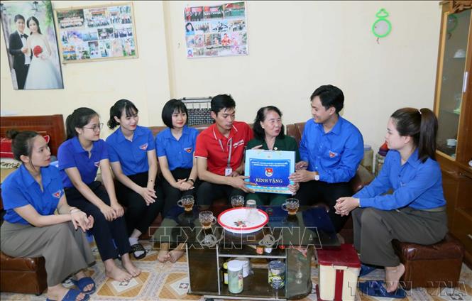 Thanh niên tỉnh Sơn La thăm hỏi, tặng quà thương binh, nạn nhân da cam Lê Thị Tâm ở tổ 4, phường Quyết Tâm, thành phố Sơn La (7/2024). Ảnh: Quang Quyết – TTXVN