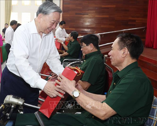 Tổng Bí thư Tô Lâm thăm hỏi, tặng quà thương binh, bệnh binh tại Trung tâm Điều dưỡng thương binh Thuận Thành, phường Ninh Xá, tỉnh Bắc Ninh (7/2025). Ảnh: Thống Nhất – TTXVN