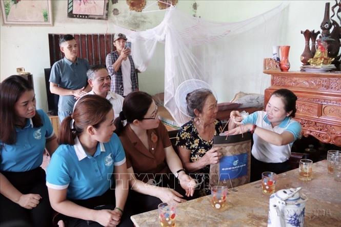 Hội Liên hiệp Phụ nữ tỉnh Thanh Hoá tới thăm, tặng quà cho nữ cựu thanh niên xung phong đơn thân tại xã Thiệu Toán (Thiệu Hoá, Thanh Hoá) nhân kỷ niệm 75 năm Ngày Thương binh - Liệt sỹ (27/7/1947 – 27/7/2022). Ảnh: TTXVN phát