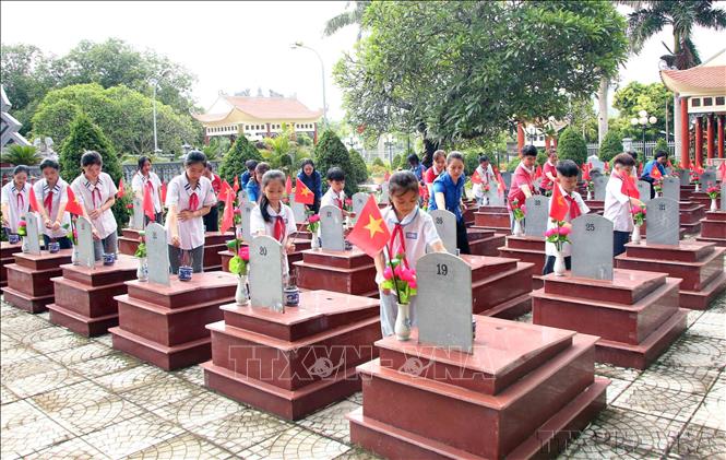 Thiếu nhi và đoàn viên thanh niên thị trấn Yên Châu (Yên Châu, Sơn La) thắp hương tưởng nhớ các anh hùng liệt sĩ tại Nghĩa trang liệt sĩ huyện. Ảnh: Quang Quyết – TTXVN