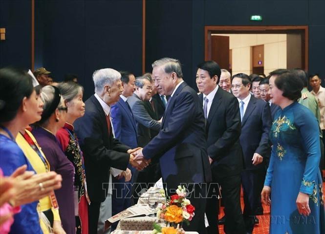 Tổng Bí thư Tô Lâm, Chủ tịch nước Lương Cường, Thủ tướng Phạm Minh Chính, các đồng chí lãnh đạo Đảng, Nhà nước dự gặp mặt người có công, nhân chứng lịch sử tiêu biểu nhân kỷ niệm 78 năm ngày Thương binh - Liệt sỹ (27/7/1947-27/7/2025), tổ chức tại Hà Nội, sáng 24/7/2025.  Ảnh: Thống Nhất – TTXVN