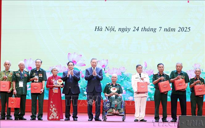Tổng Bí thư Tô Lâm, Thủ tướng Phạm Minh Chính tặng quà cho người có công, nhân chứng lịch sử tiêu biểu nhân kỷ niệm 78 năm Ngày Thương binh - Liệt sĩ (27/7/1947 - 27/7/2025). Ảnh: Thống Nhất – TTXVN