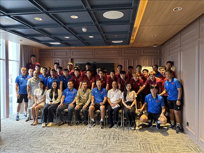 Đại sứ Tạ Văn Thông cùng cán bộ Đại sứ quán Việt Nam, cộng đồng người Việt tại Indonesia chụp ảnh lưu niệm cùng đội tuyển U23 Việt Nam. Ảnh: Minh Thái - PV TTXVN tại Indonesia