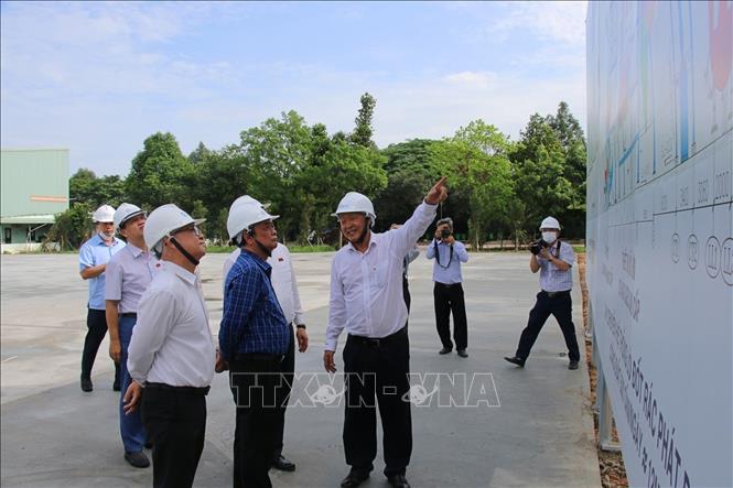 Đoàn Giám sát của Quốc hội khảo sát công trình xử lý chất thải tại Khu liên hợp xử lý chất thải Nam Bình Dương. Ảnh: Hữu Duyên - TTXVN 