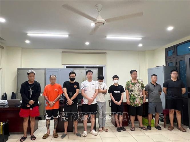 Các đối tượng bị bắt giữ trong đường dây buôn bán thuốc lá điện tử lớn nhất từ trước tới nay tại Hà Nội. Ảnh: TTXVN phát