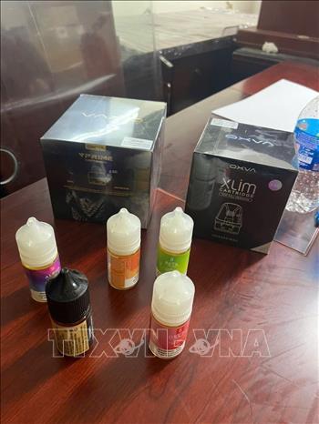 127.000 sản phẩm thuốc lá điện tử trị giá khoảng 40 tỷ đồng bị phát hiện và thu giữ kịp thời. Ảnh: TTXVN phát