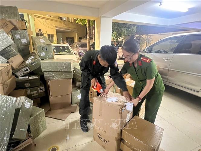 Lực lượng chức năng thu giữ số lượng lớn thuốc lá điện tử buôn bán trái phép. Ảnh: TTXVN phát