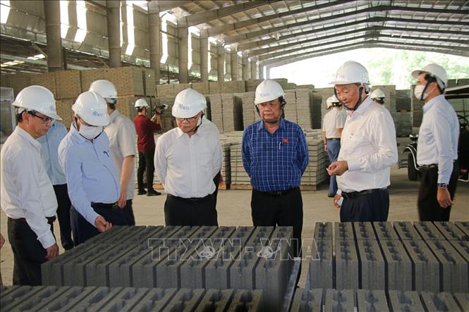 Phó Chủ tịch Quốc hội Lê Minh Hoan khảo sát công trình xử lý chất thải tại Khu liên hợp xử lý chất thải Nam Bình Dương. Ảnh: Hữu Duyên - TTXVN 