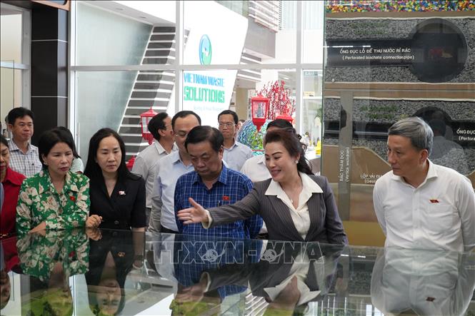 Phó Chủ tịch Quốc hội Lê Minh Hoan khảo sát công tác xử lý chất thải tại Khu liên hợp xử lý chất thải Đa Phước. Ảnh: Hữu Duyên - TTXVN