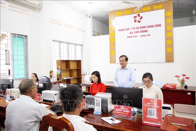 Phó Chủ tịch UBND tỉnh Tây Ninh Nguyễn Hồng Thanh (đứng) khảo sát tại Trung tâm phục vụ Hành chính công xã biên giới Tân Đông, tỉnh Tây Ninh. Ảnh: Giang Phương - TTXVN