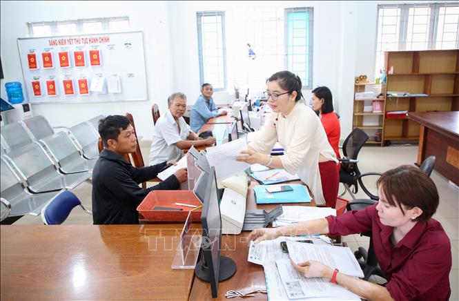 Công tác tiếp nhận, giải quyết thủ tục hành chính theo cơ chế “một cửa”, “một cửa liên thông” tại Trung tâm phục vụ Hành chính công xã Tân Đông, tỉnh Tây Ninh. Ảnh: Giang Phương – TTXVN
