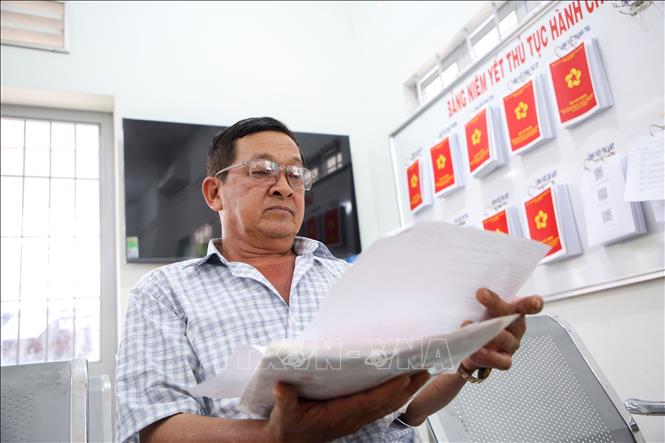 Người dân xã biên giới Tân Đông, tỉnh Tây Ninh, tin tưởng và kỳ vọng chính quyền địa phương 2 cấp sẽ tiếp tục hoàn thiện, nâng cao chất lượng phục vụ. Ảnh: Giang Phương - TTXVN