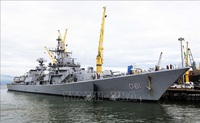 Guided-missile destroyer INS Delhi docks at Tien Sa Port. VNA Photo: Trần Lê Lâm 