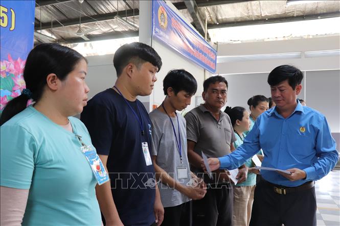 Chủ tịch LĐLĐ tỉnh Tây Ninh Trần Lê Duy trao quà và chúc mừng sinh nhật các công nhân tại công ty. Ảnh: Thanh Bình - TTXVN