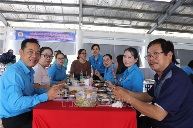 Cán bộ, viên chức LĐLĐ tỉnh Tây Ninh dùng “Bữa cơm Công đoàn” cùng công nhân. Ảnh: Thanh Bình - TTXVN