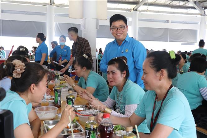 Công nhân dùng “Bữa cơm Công đoàn”. Ảnh: Thanh Bình - TTXVN