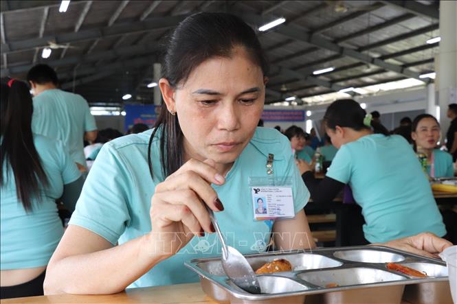 Công nhân dùng “Bữa cơm Công đoàn”. Ảnh: Thanh Bình- TTXVN