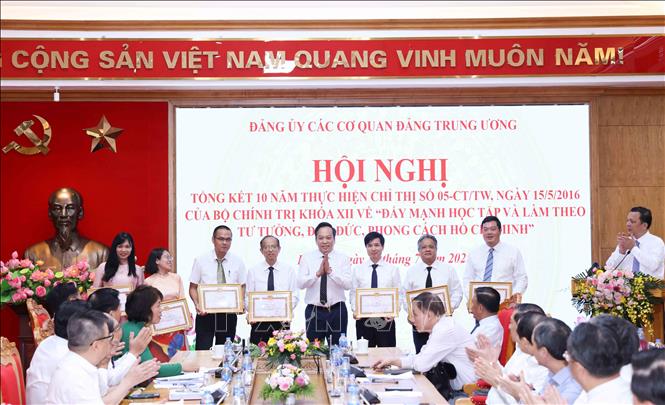 Cá nhân có thành tích xuất sắc trong thực hiện Chỉ thị 05-CT/TW nhận Bằng khen của Thường trực Đảng uỷ các cơ quan Đảng Trung ương. Ảnh: Phương Hoa – TTXVN