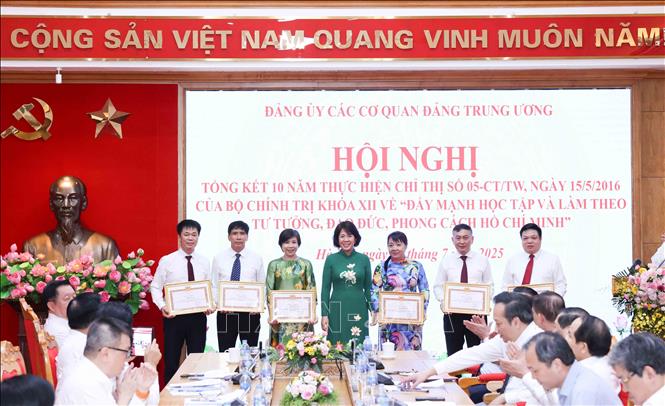 Cá nhân có thành tích xuất sắc trong thực hiện Chỉ thị 05-CT/TW nhận Bằng khen của Thường trực Đảng uỷ các cơ quan Đảng Trung ương. Ảnh: Phương Hoa – TTXVN
