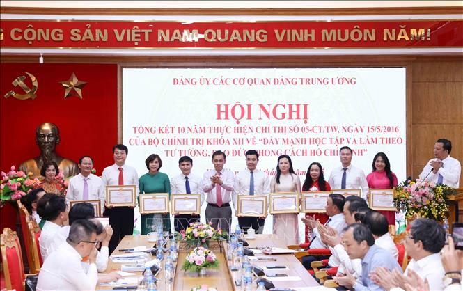 Tập thể có thành tích xuất sắc trong thực hiện Chỉ thị 05-CT/TW nhận Bằng khen của Thường trực Đảng uỷ các cơ quan Đảng Trung ương. Ảnh: Phương Hoa – TTXVN