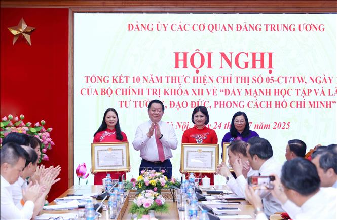 Đồng chí Nguyễn Trọng Nghĩa, Ủy viên Bộ Chính trị, Bí thư Trung ương Đảng, Trưởng Ban Tuyên giáo và Dân vận Trung ương trao Bằng khen của Ban Tuyên giáo và Dân vận Trung ương cho các tập thể. Ảnh: Phương Hoa – TTXVN