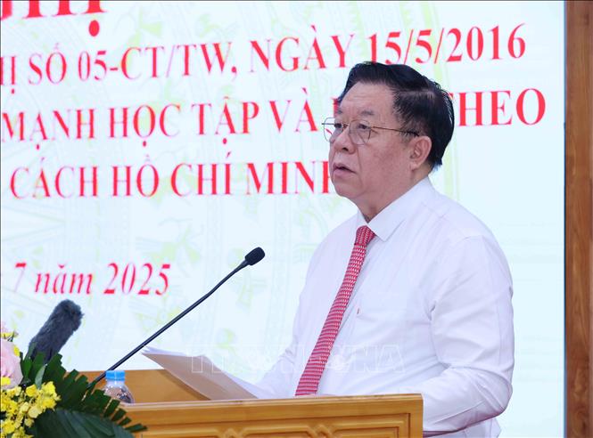 Đồng chí Nguyễn Trọng Nghĩa, Ủy viên Bộ Chính trị, Bí thư Trung ương Đảng, Trưởng Ban Tuyên giáo và Dân vận Trung ương phát biểu chỉ đạo hội nghị. Ảnh: Phương Hoa – TTXVN