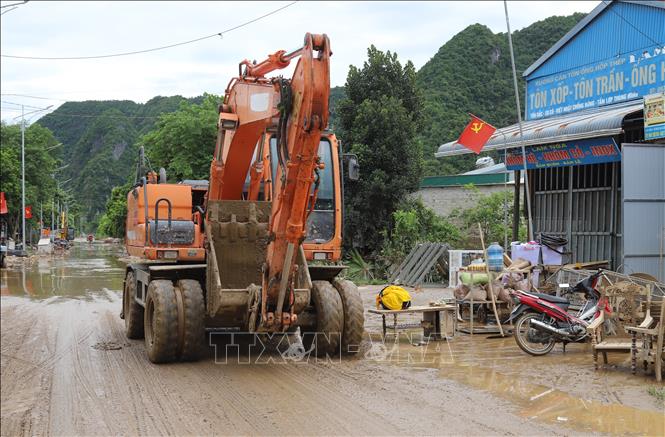 Máy cẩu được huy động tham gia giải phóng các điểm ngập trên quốc lộ 7. Ảnh: Xuân Tiến - TTXVN 