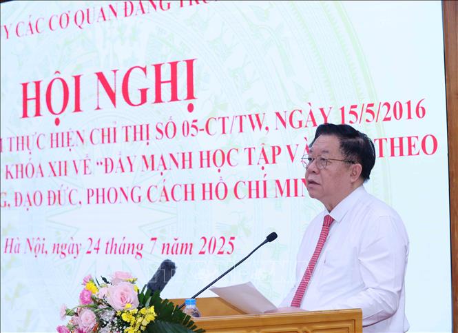 Đồng chí Nguyễn Trọng Nghĩa, Uỷ viên Bộ Chính trị, Bí thư Trung ương Đảng, Trưởng Ban Tuyên giáo và Dân vận Trung ương phát biểu chỉ đạo hội nghị. Ảnh: Phương Hoa – TTXVN