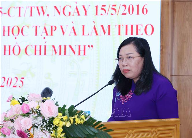 Đồng chí Phạm Thị Thinh, Phó Giám đốc, Phó Tổng Biên tập Nhà xuất bản Chính trị quốc gia Sự thật trình bày tham luận tại hội nghị. Ảnh: Phương Hoa – TTXVN