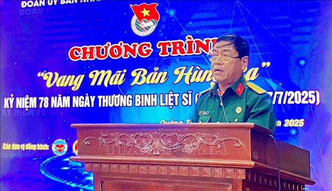 Cựu chiến binh kể về kỷ niệm thời khói lửa hào hùng. Ảnh: Võ Dung - TTXVN