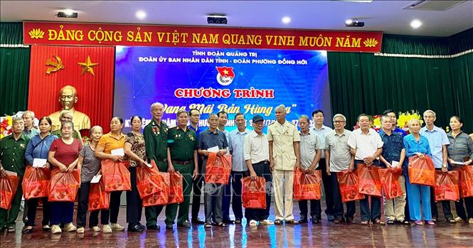 Trao quà cho các thương binh, bệnh binh, cựu chiến binh tại chương trình. Ảnh: Võ Dung - TTXVN