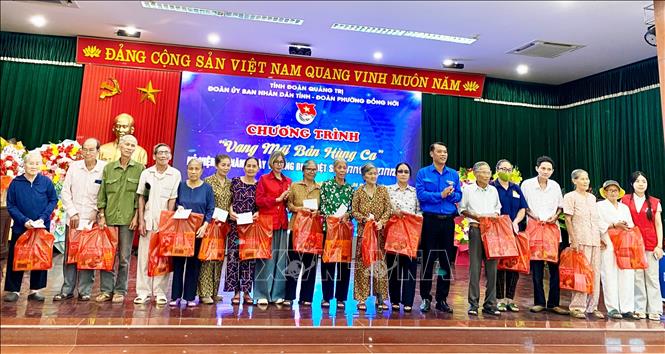 Trao quà tri ân những cựu chiến binh, thương binh, người có công với cách mạng tại chương trình. Ảnh: Võ Dung - TTXVN